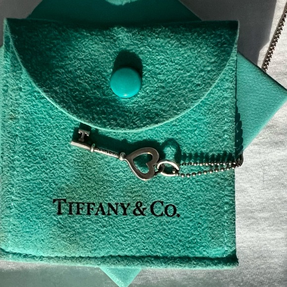 RARE find Authentic Tiffany & Co. silver key heart pendant with beaded necklace - Picture 5 of 8